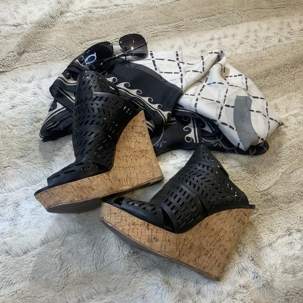 Charles by Charles David 8M cutout upper wedge